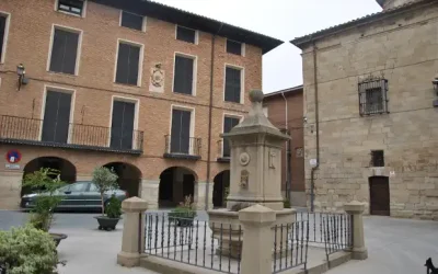 Plaza de Santa María de Los Arcos: Un Encuentro con la Historia